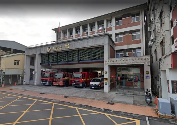 王男辯稱當時先到第八大隊處理公務，離開時騎機車閃到腰才去看診。翻攝Google街景