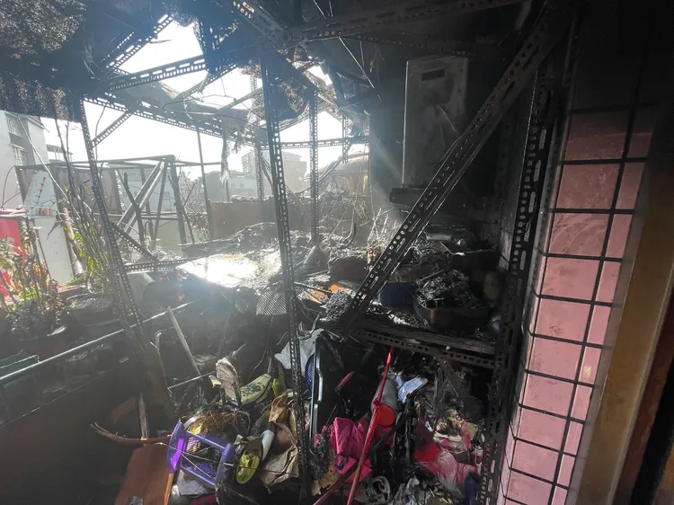 頂樓加蓋陽台處堆放許多雜物。新北市消防局提供