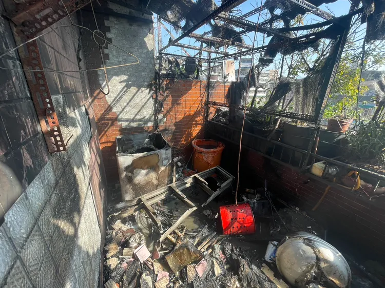 位於頂樓加蓋的陽台處雜物付之一炬。新北市消防局提供