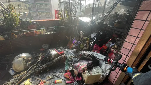 新北三重民宅竄火煙 疑頂樓加蓋雜物起火!住戶及時逃生