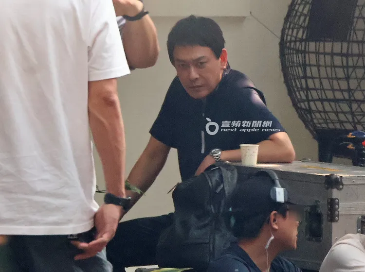 等戲時，王識賢坐在一旁表情放空。特勤中心攝