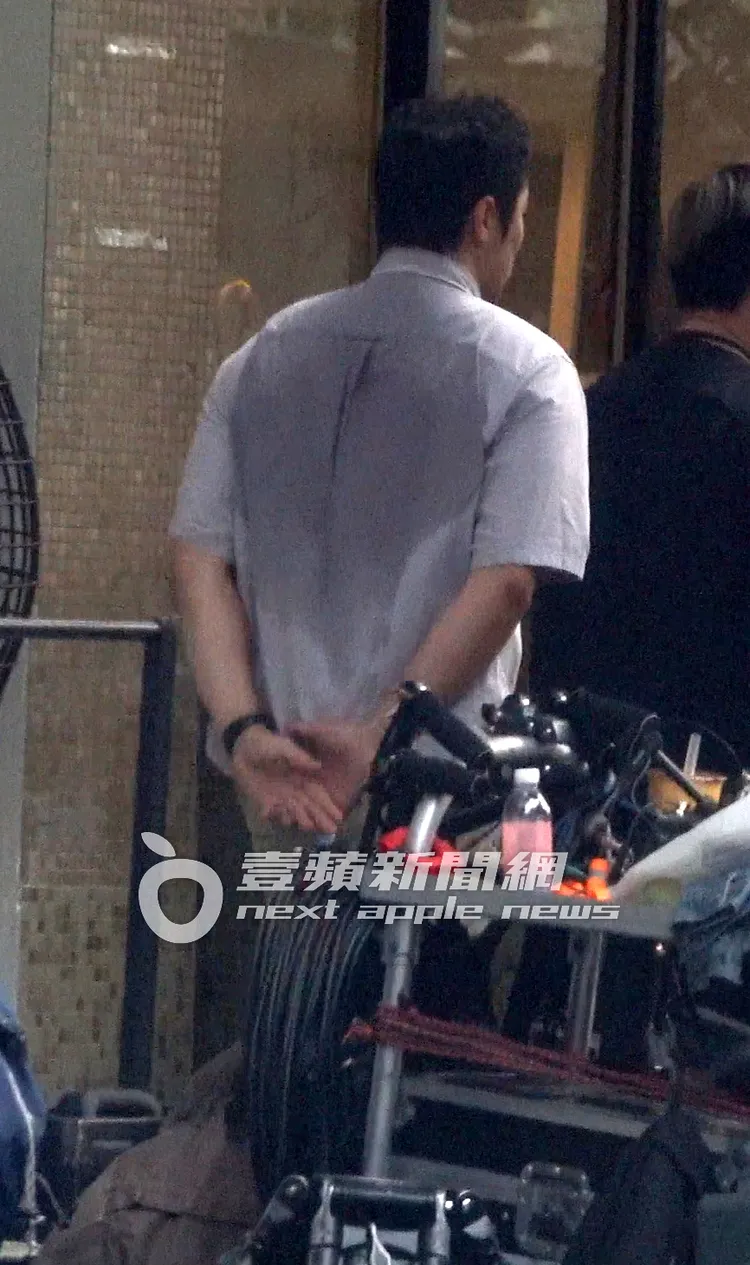 張孝全汗流浹背的跟著工作人員去補妝。特勤中心攝