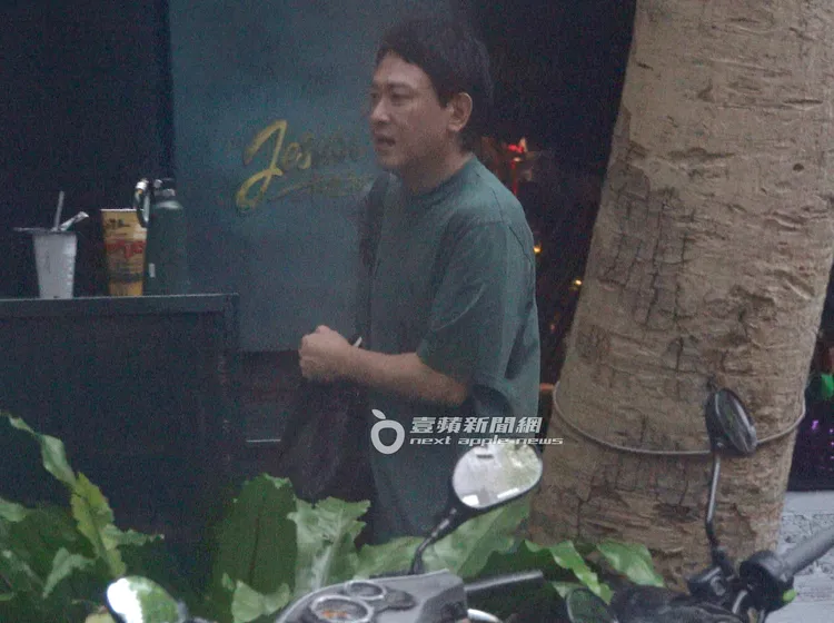 傍晚，王識賢換上便服背著包包準備離開。特勤中心攝