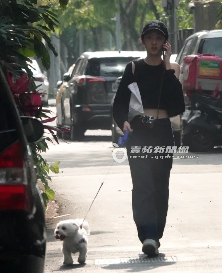 李沐身穿黑色背心、露出小蠻腰，皮膚白皙，相當纖瘦可愛。特勤中心攝