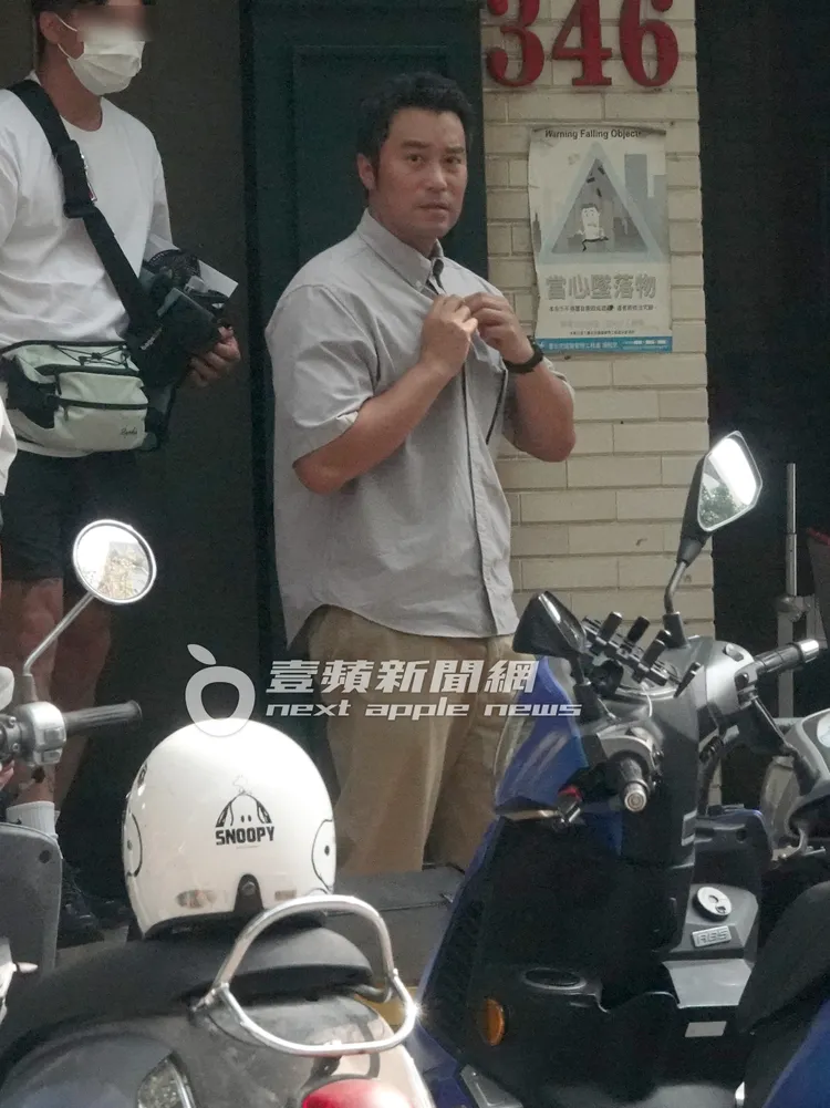 張孝全穿著戲服步出拍攝場地。特勤中心攝