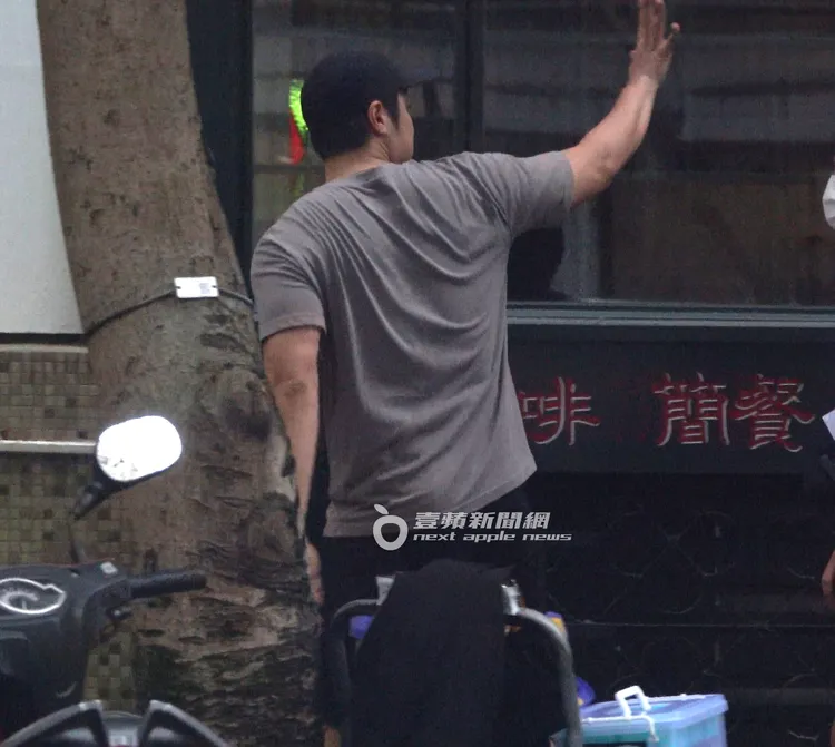 結束工作，張孝全換上便服跟劇組人員揮手道別離開。特勤中心攝