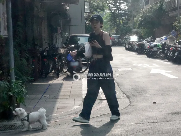 李沐跟劇組道別後，一邊遛著Kuma一邊講著手機離開。特勤中心攝