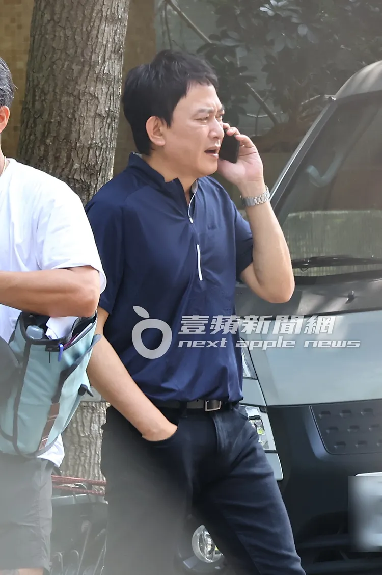 王識賢走到一旁講起手機，看上去有些激動。特勤中心攝