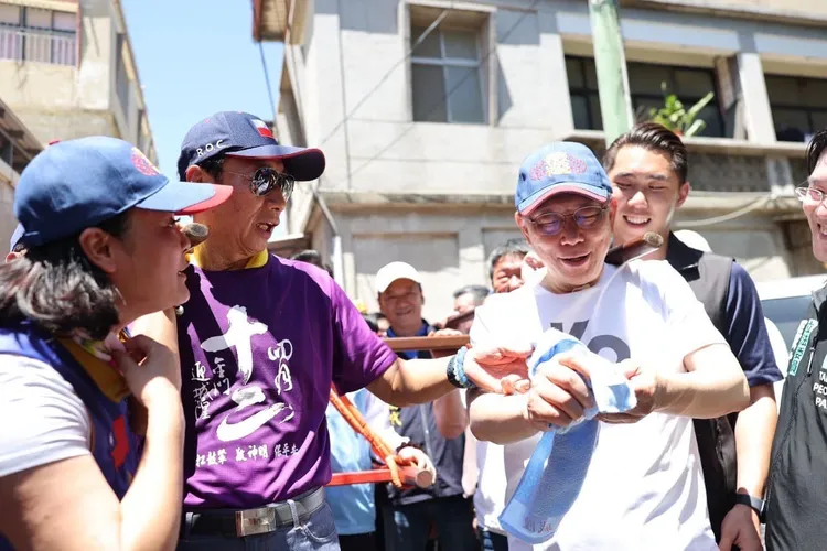 郭台銘和柯文哲合體。