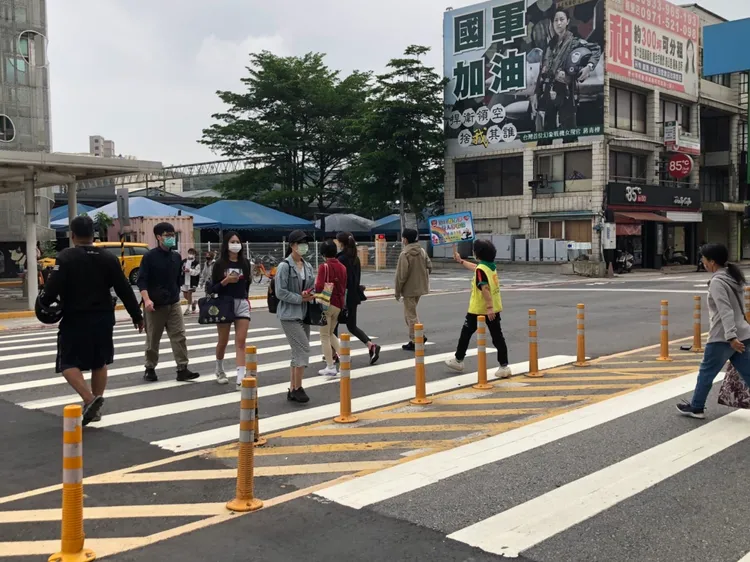 楊梅警分局宣導車輛禮讓行人。楊梅分局提供