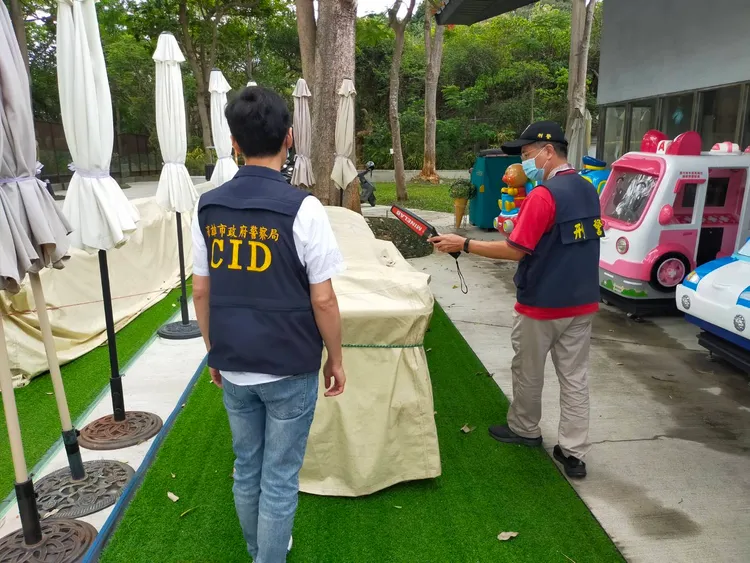 警方全面巡檢壽山動物園場域。讀者提供