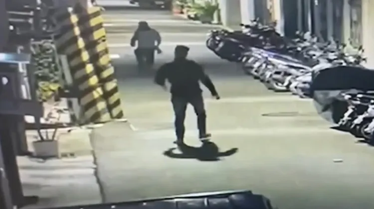 何男衝出熱炒店，企圖追打對方。翻攝畫面