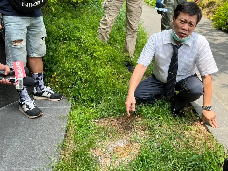 法醫高大成前天到墜樓現場勘驗，提出多項疑點。資料照片