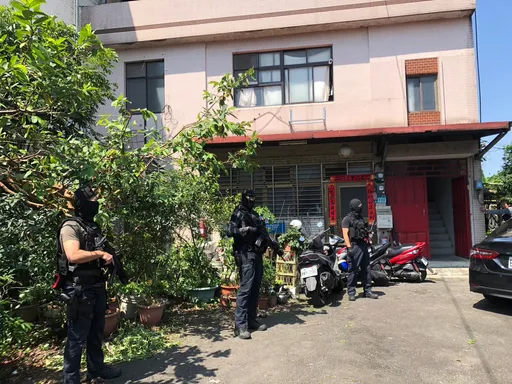 北市警跨區新店圍捕槍砲犯　警匪駁火7槍！1人中彈送醫