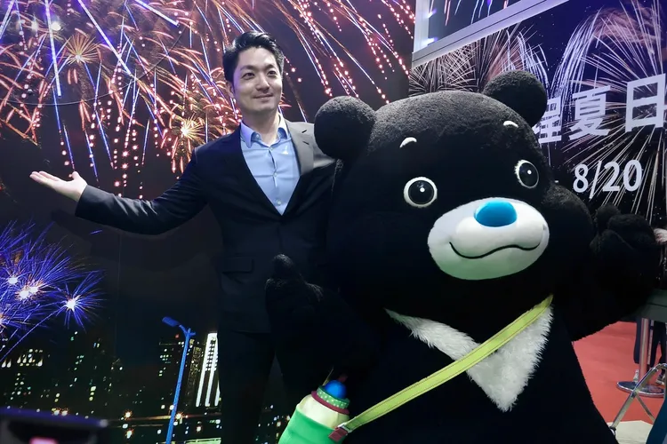 蔣萬安歡迎國際友人來台北。林林攝