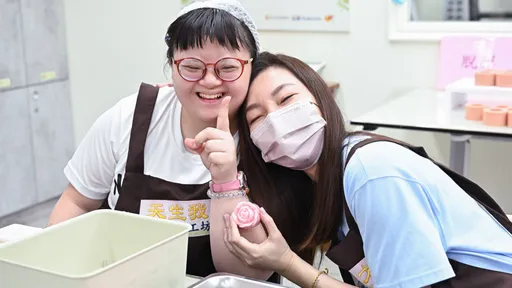 郭董拼總統大選提名 「賢內助」曾馨瑩沒閒著!投入公益和唐寶寶一起做肥皂