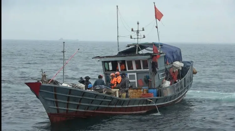 海巡署攔查越界捕魚的中國大陸漁船。翻攝畫面