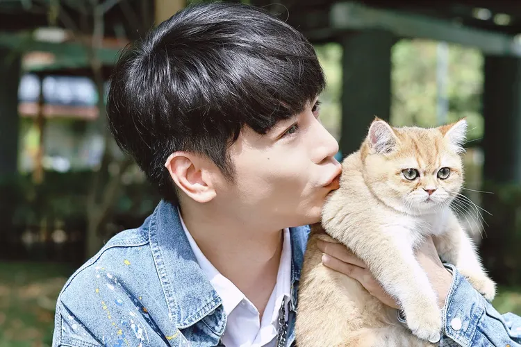 古曜威親吻愛貓。施昂強攝
