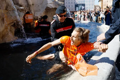 這群人在羅馬知名噴泉潑「黑水」 被憲兵抓了抬出去