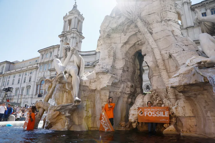 示威者高舉標語，表達環保訴求。美聯社