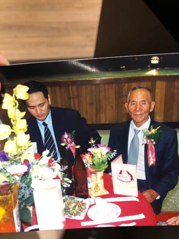 常如山（左）婚禮上和父親常樹新同桌照片。愛爾麗提供