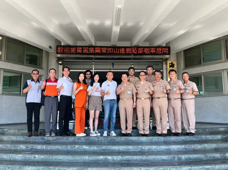 常如山（中）敬軍不遺餘力。愛爾麗提供