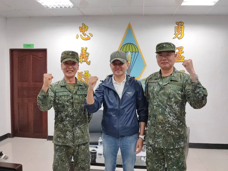 常如山（中）對軍警消格外有感情。愛爾麗提供