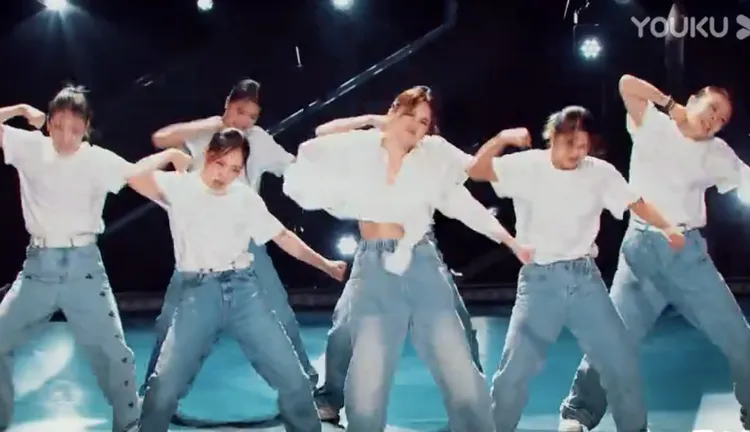 楊丞琳跳舞時的表情被指用力過度。翻攝了不起舞社微博