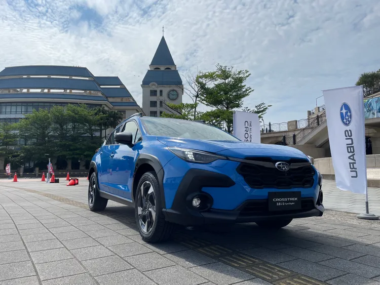 Subaru Crosstrek車頭引人注目的蜂巢式六角形水箱護罩、極光LED頭燈、前霧燈，帶來更具侵略性的氣息。林浩昇攝
