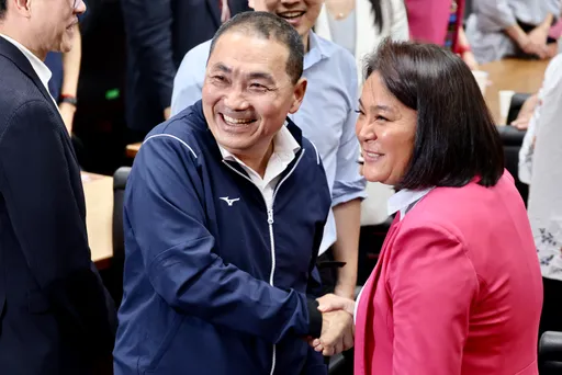 侯友宜和陳玉珍「歷史一握」！　親曝原因嗨喊：我也從福建來的