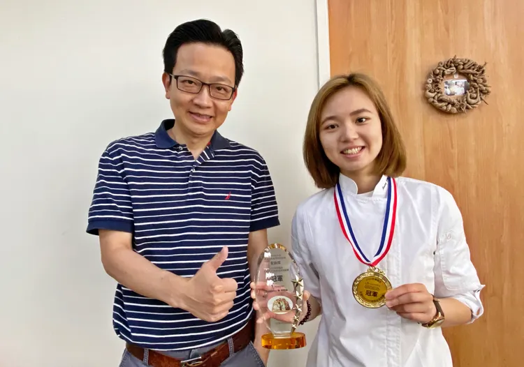 弘光科大食科系學生黃詠燦(右)，榮獲全國創意烘焙競賽冠軍，特別感謝指導老師楊智偉(左)細心教導。弘光科大提供
