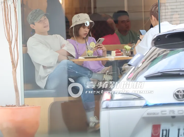 孫協志（左起）伸出舌頭舔嘴唇，夏宇童與阿本則各自滑手機。特勤中心攝