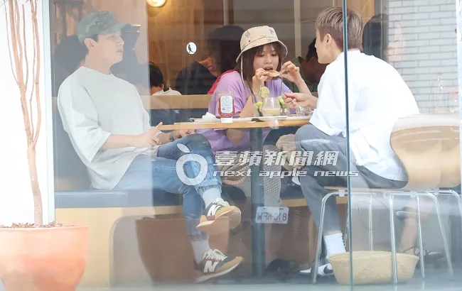 孫協志（左）席間與阿本插上幾句話，好讓夏宇童可以吃東西。特勤中心攝