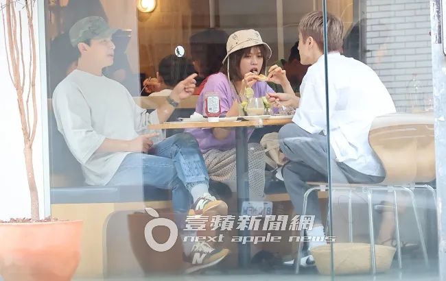 孫協志（左）與阿本聊上幾句，夏宇童找到機會大快朵頤。特勤中心攝