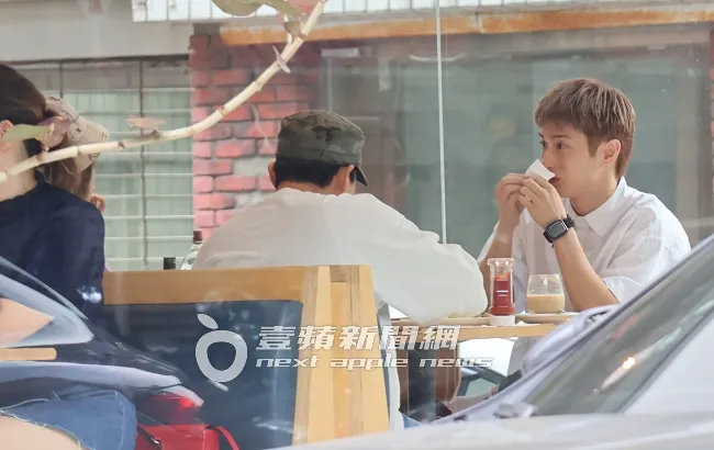 前棒棒堂男孩阿本（右起），邊擦鼻涕邊見證孫協志，與認識17年戰友夏宇童的愛情。特勤中心攝