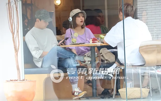 孫協志（左起）低頭看著手機，讓夏宇童繼續和阿本暢聊。特勤中心攝