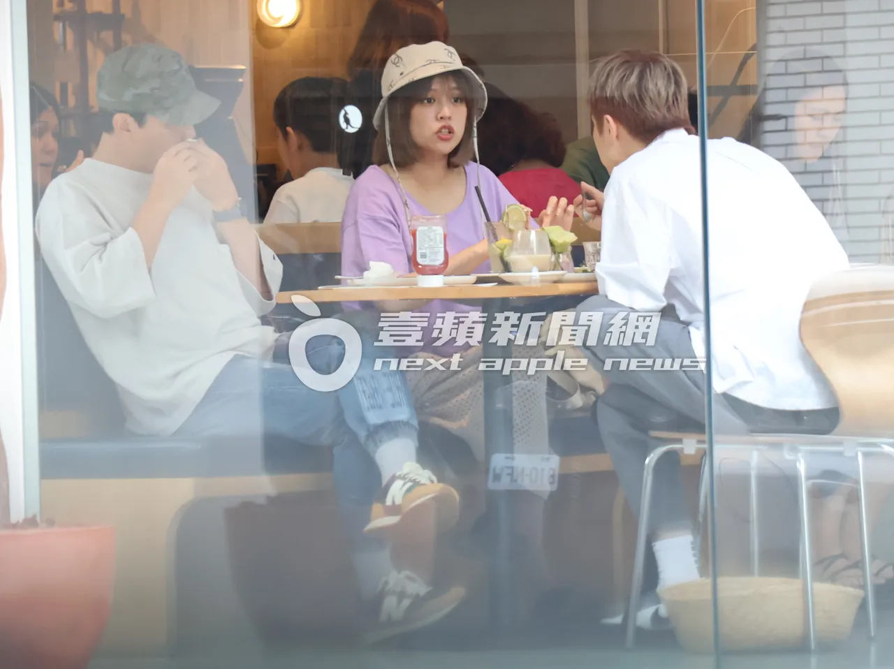 孫協志（左起）也拿出衛生紙挖鼻孔，讓夏宇童和17年老友暢所欲言。特勤中心攝