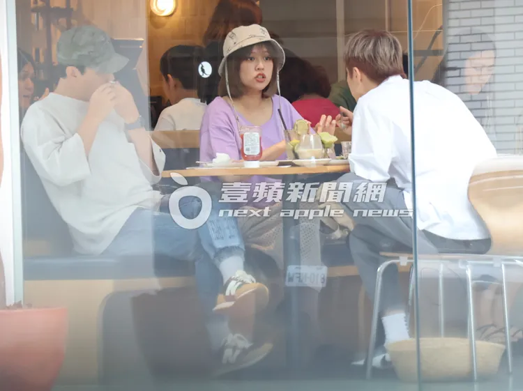 孫協志（左起）也拿出衛生紙挖鼻孔，讓夏宇童和17年老友暢所欲言。特勤中心攝