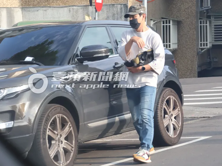 孫協志（左）送夏宇童上車後，走向駕駛座準備開車。特勤中心攝