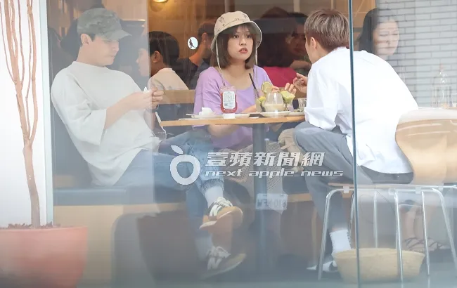 孫協志（左起）收起衛生紙，在夏宇童和阿本之間發呆。特勤中心攝