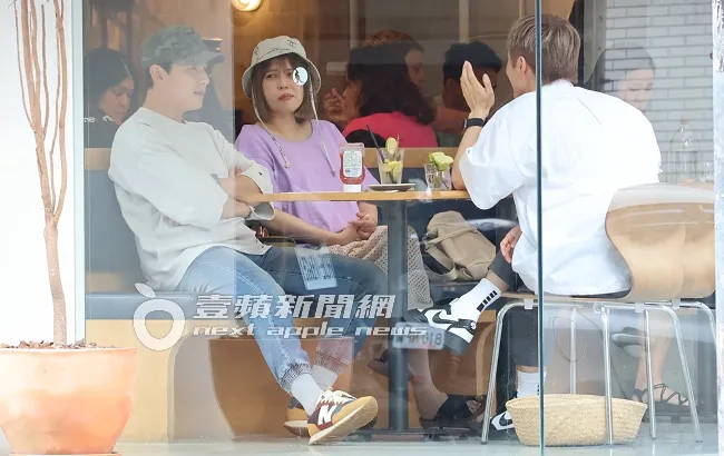 夏宇童（中）吃飽後，深情望著孫協志跟她17年戰友聊天。特勤中心攝