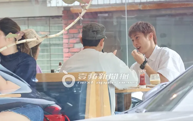 阿本（右）與認識17年的戰友夏宇童話匣子大開，孫協志在一旁充當電燈泡。特勤中心攝