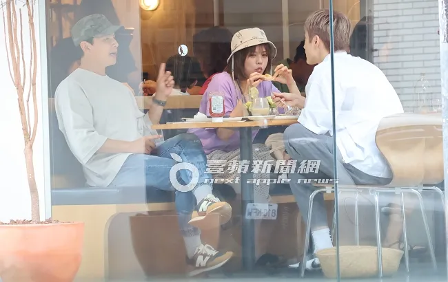 孫協志（左）跟阿本聊天，夏宇童吃得津津有味。特勤中心攝