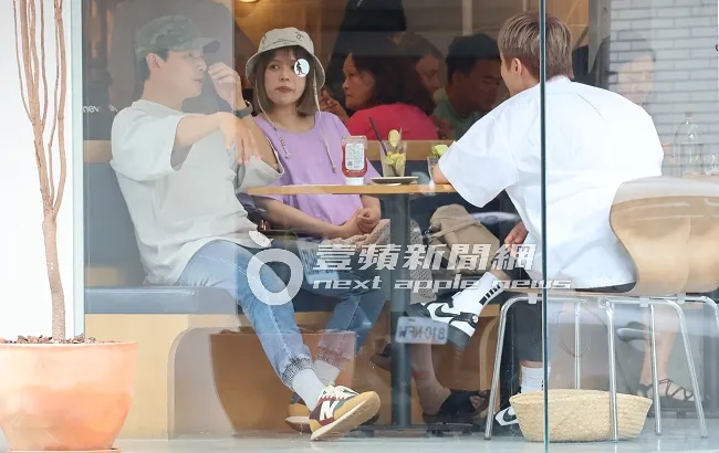 孫協志（左）與阿本聊天，夏宇童在旁凝視著他。特勤中心攝