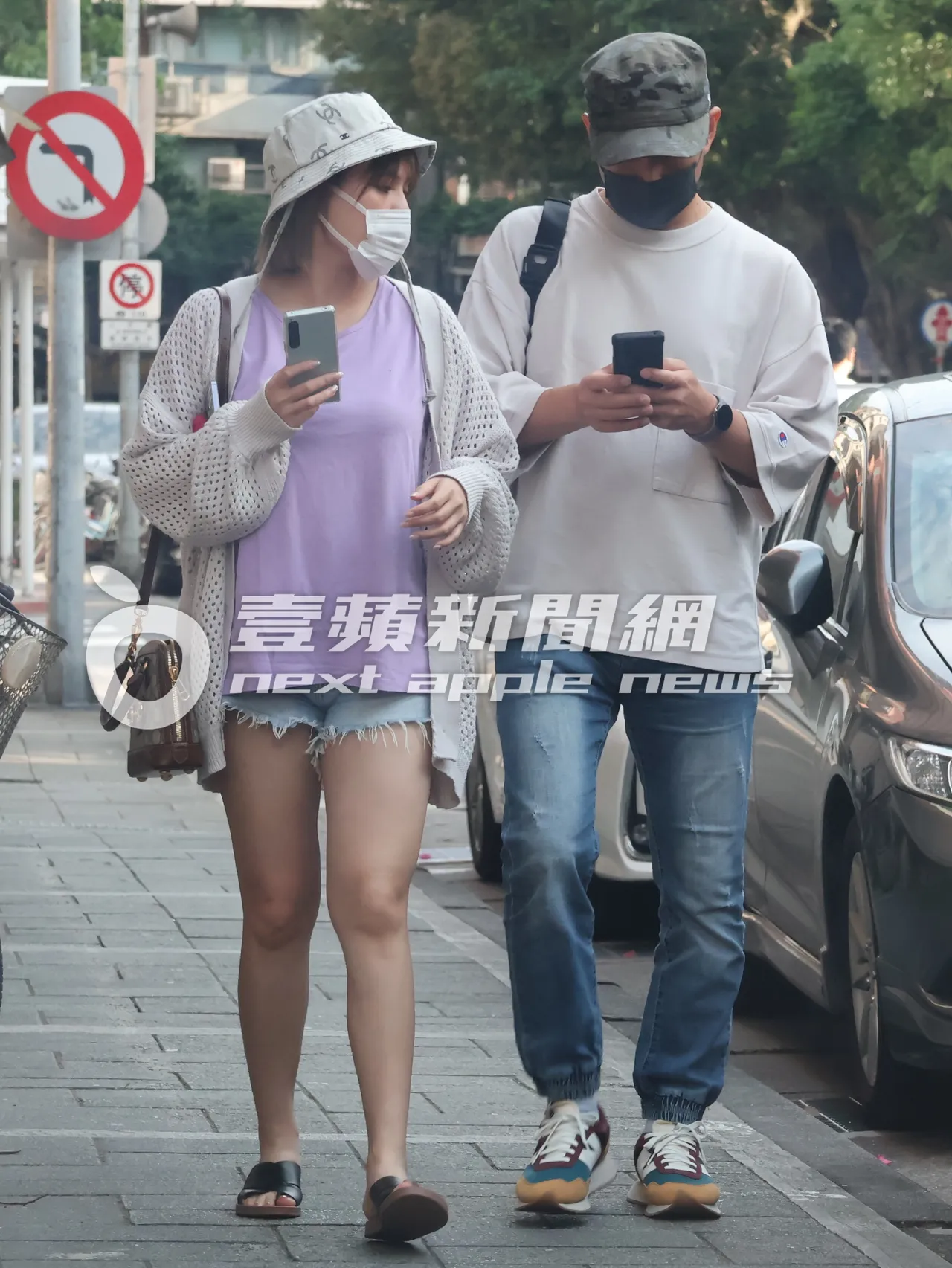 夏宇童（左）邊走邊看孫協志手機。特勤中心攝