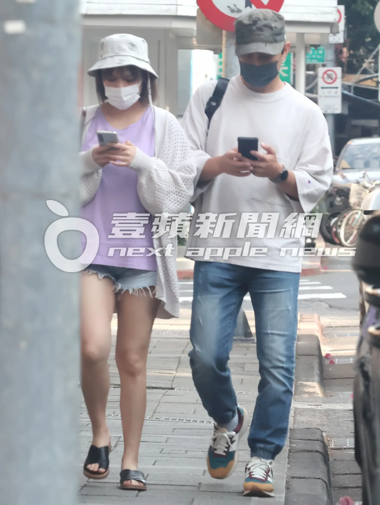 夏宇童（左）穿下身失蹤熱褲，與孫協志準備去開車。特勤中心攝