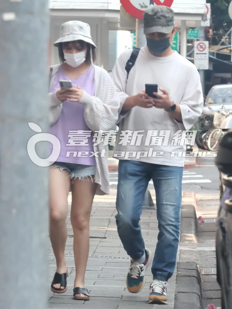 夏宇童（左）穿下身失蹤熱褲，與孫協志準備去開車。特勤中心攝