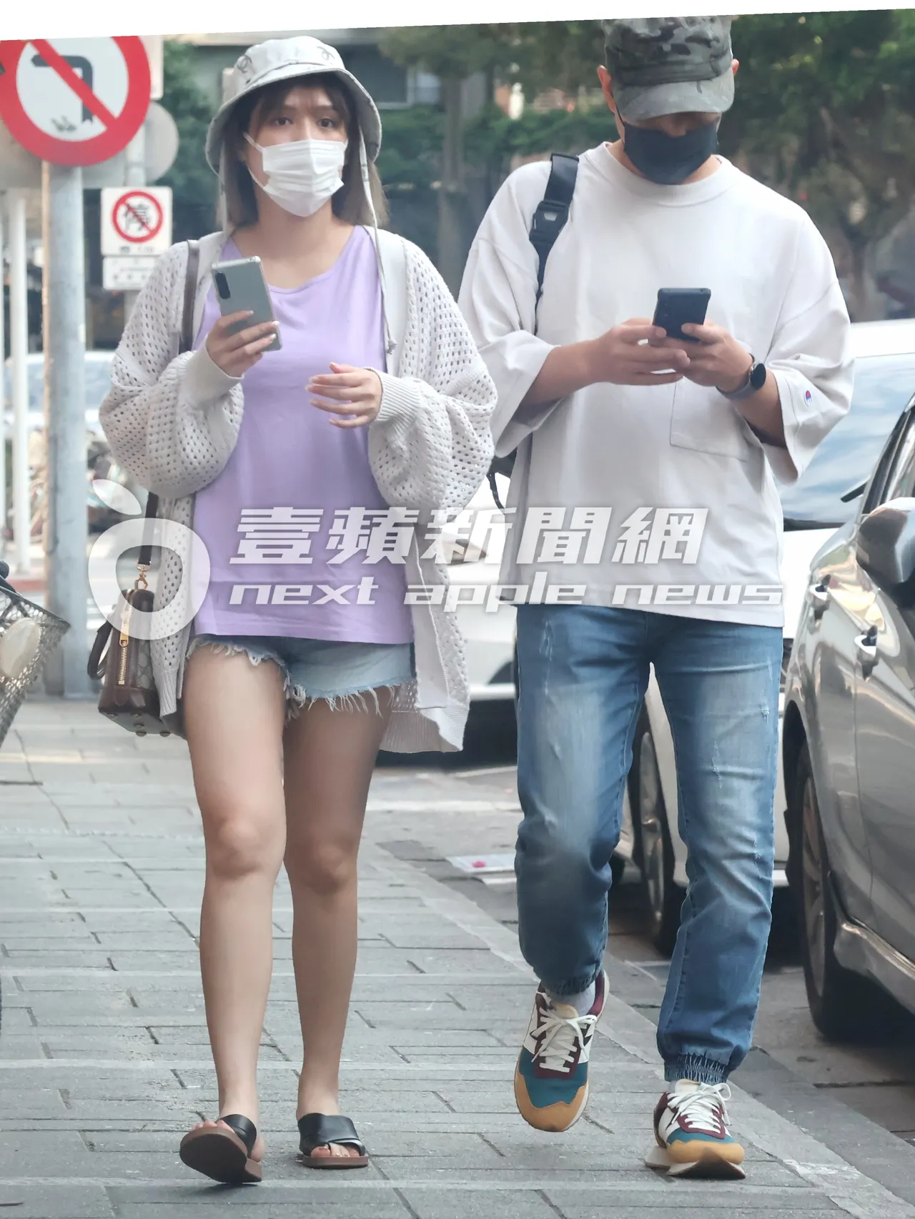 夏宇童（左）下身失蹤裸足，跟孫協志一起去取車。特勤中心攝