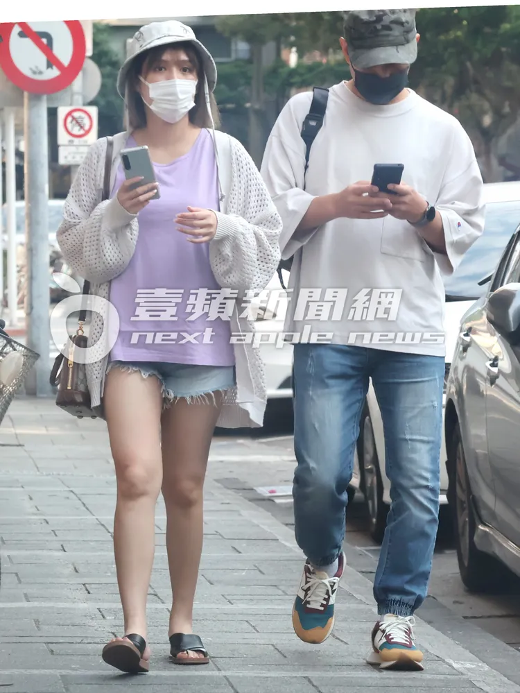 夏宇童（左）下身失蹤裸足，跟孫協志一起去取車。特勤中心攝