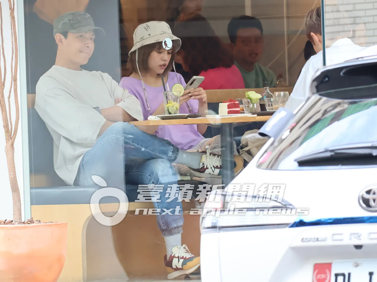 孫協志（左起）放空發呆，夏宇童和阿本低頭滑手機。特勤中心攝